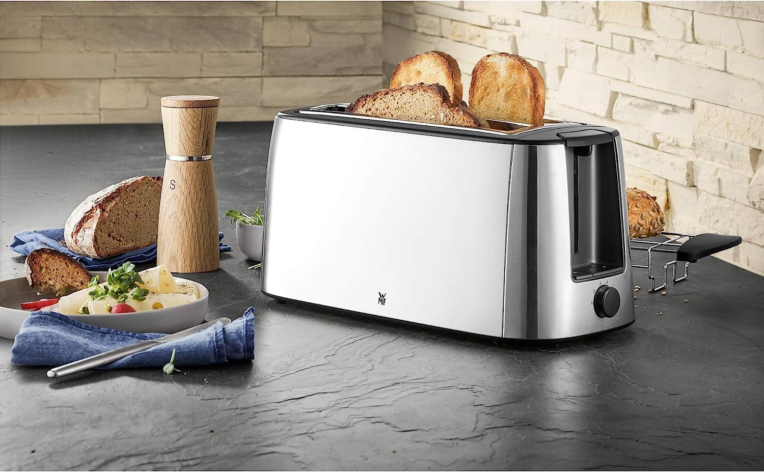 WMF Bueno Pro Langschlitz-Toaster aus Edelstahl für 4 Brotscheiben, mit Brötchenaufsatz, Aufknusper- und Auftaufunktion, 6 Bräunungsstufen – stilvoll für knusprigen Genuss im modernen Küchenambiente